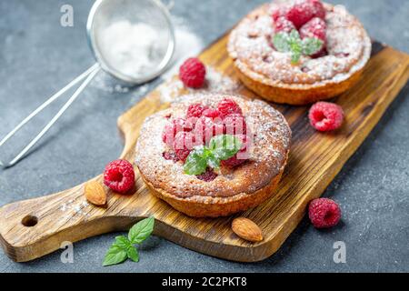 Deliziose mini-crostate (tartine) con lamponi. Foto Stock