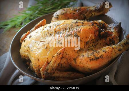 Arrosto di pollo intero o in Turchia per la celebrazione e di vacanza. Natale, ringraziamento, cenone di capodanno . Foto Stock