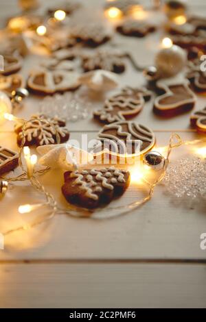 I dolci di Natale composizione. Gingerbread cookies con decorazioni di Natale Foto Stock