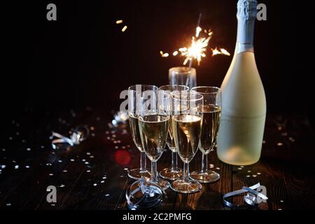 La composizione party immagine. Bicchieri riempiti con champagne posto sulla tavola nera Foto Stock