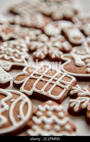 Composizione dei deliziosi biscotti di panpepato sagomato in vari simboli di Natale Foto Stock