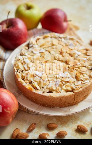 Pane appena sfornato in casa torta di mele con pasta di mandorle dolci in giallo Foto Stock