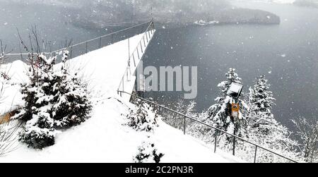 Punto di osservazione del triangolo di Hallstatt Inverno neve montagna paesaggio escursione montagne epiche avventura all'aperto e lago attraverso la pineta nella valle dell'altopiano Foto Stock