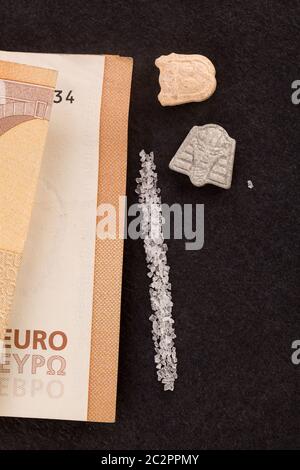 Droga di traffico. Pillole di ecstasy, cristallo MDMA e soldi. Foto Stock