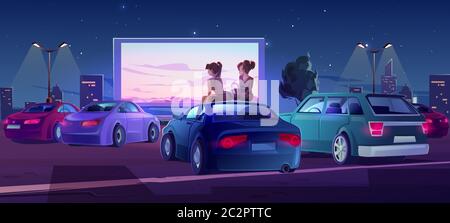 Cinema all'aperto, cinema drive-in con auto nel parcheggio all'aperto. Illustrazione vettoriale cartoon della città notturna estiva con ragazze sedute sul tetto dell'automobile e guardando film sul grande schermo Illustrazione Vettoriale