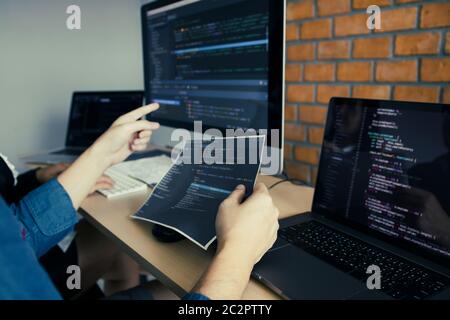 Sviluppo di tecnologie di programmazione e codifica lavorando in un software engineer che sviluppa applicazioni insieme in ufficio. Foto Stock