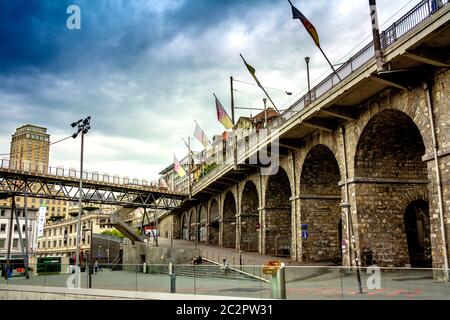 Il quartiere le Flon e il ponte Grand pont con la torre Bel Air a Losanna, Vaud Canton, Svizzera Foto Stock