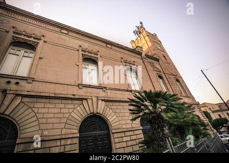 Antica chiesa immersa nel cuore della città siciliana di Licata Foto Stock