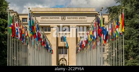 La Corte delle bandiere dell'Ufficio delle Nazioni Unite a Ginevra mette in mostra la diversità e l'unità globali. Palazzo delle Nazioni. Svizzera Foto Stock