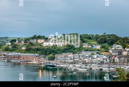 Kinsale, Cork, Irlanda. 18 Giugno 2020. Una vista di mattina presto del porto turistico e della città di Kinsale, Co. Cork, Irlanda - credito; David Creedon / Alamy Live News Foto Stock