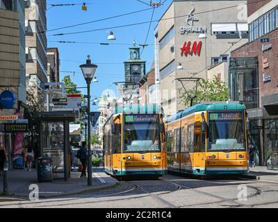 I famosi tram gialli di Norrkoping sulla strada principale Drottninggatan. Norrkoping è una storica città industriale svedese. Foto Stock