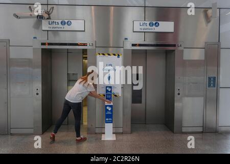 Farringdon, Londra, Inghilterra. 17 giugno 2020. Una donna che usa l'igienizzatore per le mani alla stazione Farringdon di Londra, Inghilterra. Foto di Sam Mellish Foto Stock