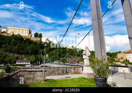 Passau, Baviera/Germania - 06.03.2020 il Luitpoldbrücke di Passau che conduce sul fiume 'Donau' Foto Stock