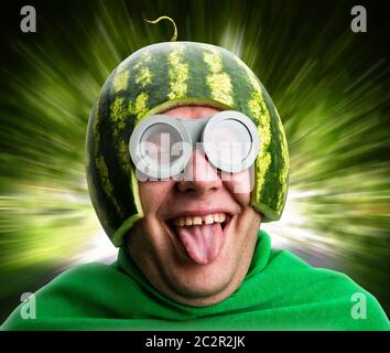 Funny Man con cocomero e casco googles assomiglia a un caterpillar parassita Foto Stock