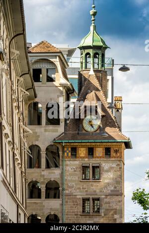 Torre dell'orologio a Place du Molard nella città vecchia di Ginevra con una splendida architettura. Svizzera Foto Stock