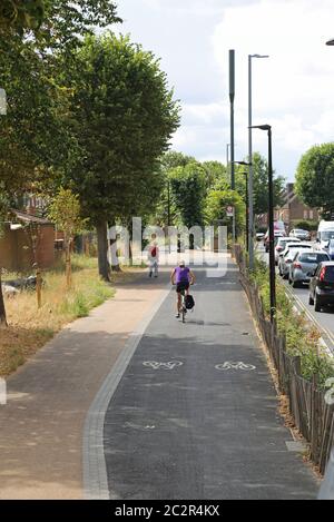 Markhouse Road, Walthamstow, mostra un nuovo percorso ciclabile separato installato come parte del programma Mini-Holland della Foresta di Waltham. Foto Stock