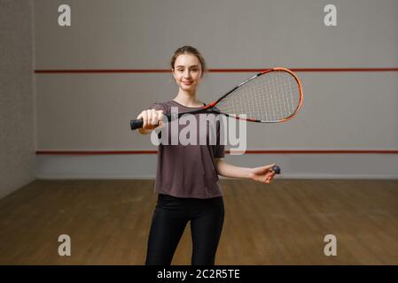 La giocatore femminile mostra la racchetta da squash sul campo. Ragazza su addestramento di gioco, hobby di sport attivo, workout in forma per uno stile di vita sano Foto Stock