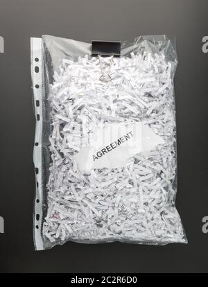 Shredded paper di accordo all'interno del file Foto Stock