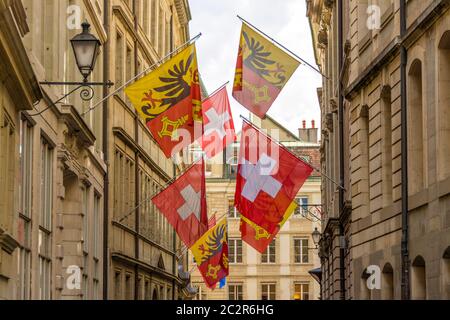 Bandiere che sventolano per le stradine della vecchia Ginevra, mostrando il patrimonio locale e l'orgoglio svizzero nel cantone di Ginevra. Svizzera Foto Stock