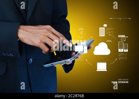 Uomo d'affari che mostra il concetto di cloud computing. Foto Stock
