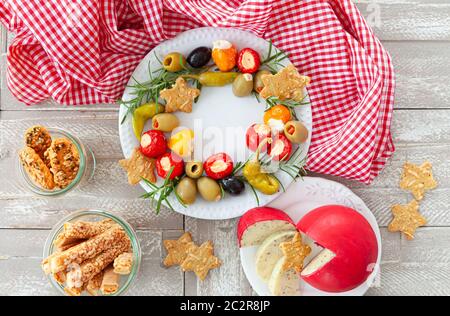 Colorato antipasti, formaggio e cracker salati per Natale Foto Stock