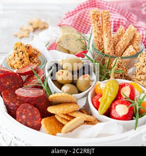 Colorato antipasti, formaggio e cracker salati per Natale Foto Stock