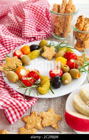 Colorato antipasti, formaggio e cracker salati per Natale Foto Stock