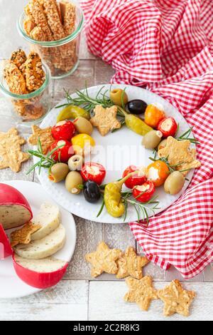 Colorato antipasti, formaggio e cracker salati per Natale Foto Stock