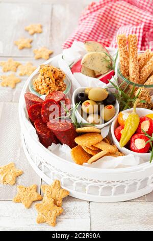 Colorato antipasti, formaggio e cracker salati per Natale Foto Stock