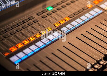 Mixer audio multitraccia professionale utilizzato per mixare tracce audio live Foto Stock