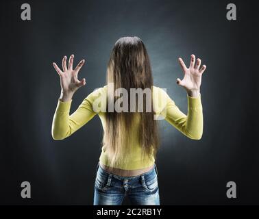 Zombie ragazza con i capelli lunghi nel suo viso Foto Stock