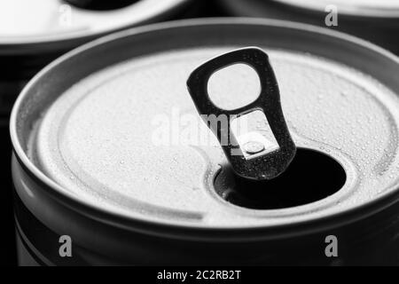 Due lattine in alluminio isolato su nero Foto Stock