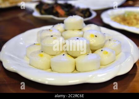 Jeungpyeon chiamato anche sultteok, è una varietà di tteok - torta di riso fatta con pasta di farina di riso a vapore preparato con makgeolli - vino di riso. Corea del Nord Foto Stock