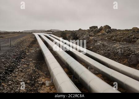 Oleodotti in Islanda, calore geotermico trasporto sul terreno vulcanico Foto Stock