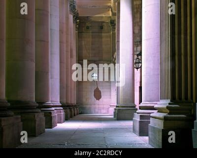 l'ingresso dello storico palazzo del municipio di leeds del xix secolo illuminato di notte Foto Stock