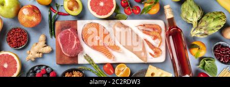 Cibo, panoramica dall'alto verso il basso. Carne, pesce, pollo e gamberetti, verdure e frutta, legumi, vino, formaggio, pallini. Var Foto Stock