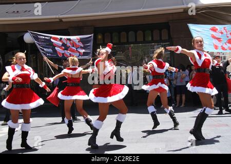 Il Santa Fest balli in moble di fronte al Queen Victoria Building. Foto Stock