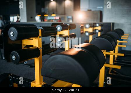 Palestra nessuno, vuoto fitness club. La ginnastica exercisers. Centro sportivo attrezzature Foto Stock