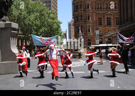 Il Santa Fest balli in moble di fronte al Queen Victoria Building. Foto Stock