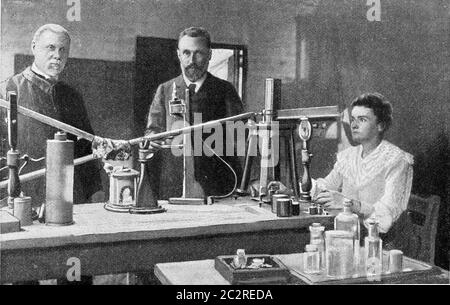 MR e Mrs Curie nel loro laboratorio, illustrazione vintage incisa. Dall'Universo e dall'umanità, 1910. Foto Stock