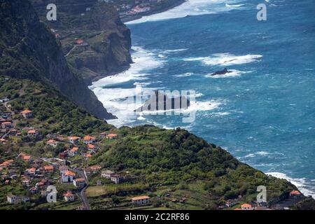 Arco de São Jorge sulla costa nord di Madeira Vista dal Miradouro Beira da Quinta, Madeira, Portogallo. Foto Stock