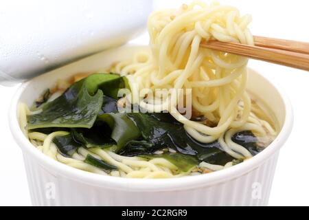 Tagliatelle istante in tazza isolata su sfondo bianco Foto Stock