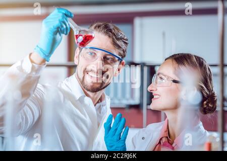 Gli scienziati del laboratorio ottengono dati sperimentali lavorando diligentemente Foto Stock