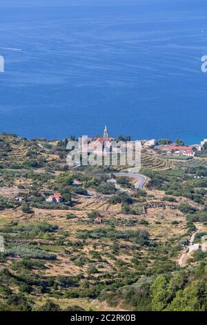 12 ° secolo città costiera che si trova sull'isola di Vis sul mare Adriatico, vista sulla Chiesa di San Nicola, Komiza, Croazia Foto Stock