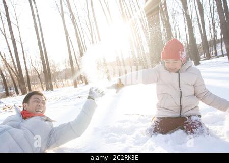 Felice padre e figlio giocano nella neve Foto Stock