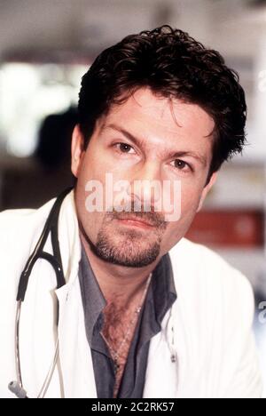 Porträt des Schauspieler FRANCIS FULTON-SMITH zur Fernsehserie KLINIKUM BERLIN MITTE - LEBEN IN BEREITSCHAFT, Deutschland 2000. Ritratto dell'attore FRANCIS FULTON-SMITH per la serie televisiva KLINIKUM BERLIN MITTE - LEBEN IN BEREITSCHAFT, Germania 2000. Foto Stock