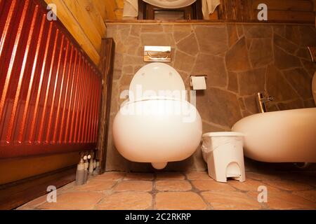 Interno del lussuoso bagno vintage in appartamento resort Foto Stock