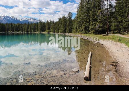 Meraviglioso paesaggio panoramico del lago Annette nel Jasper National Park, Alberta, Canada Foto Stock