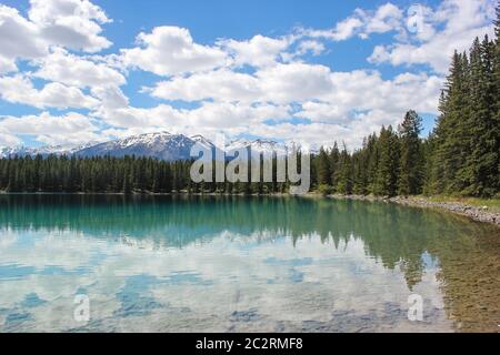 Meraviglioso paesaggio panoramico del lago Annette nel Jasper National Park, Alberta, Canada Foto Stock