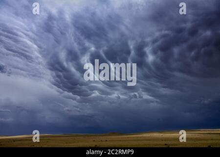 Nuvole Mammatus cielo sopra la steppa Foto Stock